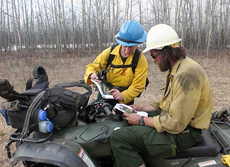 Sue Rodman strategizing with White Mountain crew cheif Owen Smith Photo by Tim Mowry